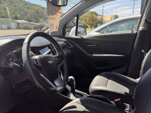 Used 2017 Chevrolet Trax LT w/ LT Convenience Package FWD image 4