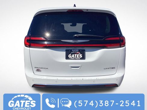 Used 2024 Chrysler Pacifica Limited FWD image 6