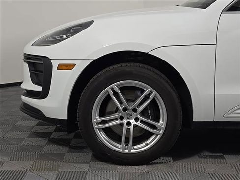 Certified 2025 Porsche Macan image 11