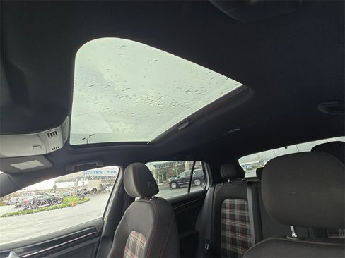 Used 2017 Volkswagen GTI S image 18