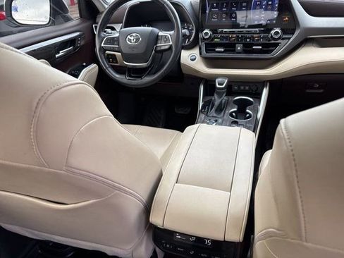 Used 2020 Toyota Highlander Limited image 39
