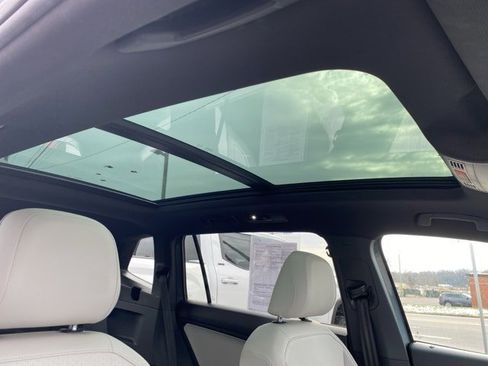 Used 2021 Volkswagen Tiguan SE R-Line image 33