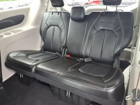 Used 2024 Chrysler Pacifica Touring-L FWD image 22