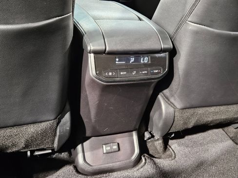 Used 2025 Toyota Highlander XLE AWD/4WD image 38