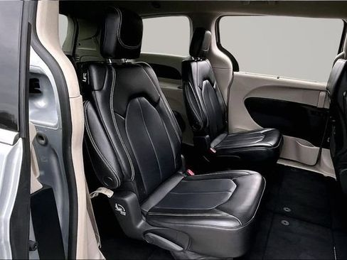 Used 2023 Chrysler Pacifica Touring-L image 22