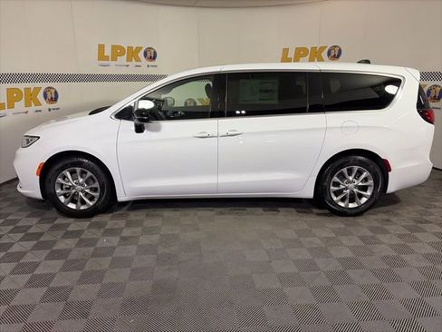 New 2026 Chrysler Pacifica Limited image 9