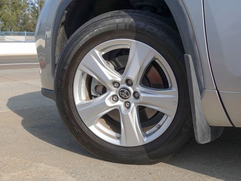 Used 2024 Toyota Highlander LE image 8