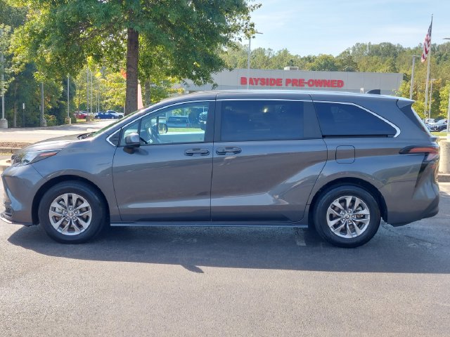 Used 2025 Toyota Sienna LE FWD image 10