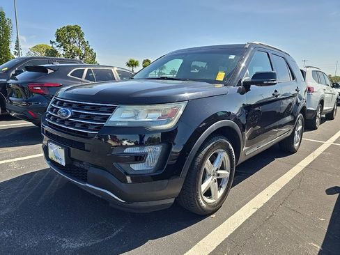 Used 2016 Ford Explorer XLT image 3