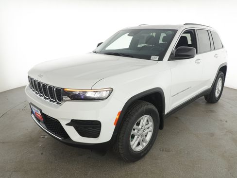 New 2025 Jeep Grand Cherokee Laredo image 2