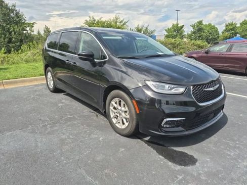 Used 2024 Chrysler Pacifica Touring-L FWD image 4