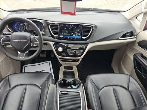 Used 2023 Chrysler Pacifica Touring-L image 24