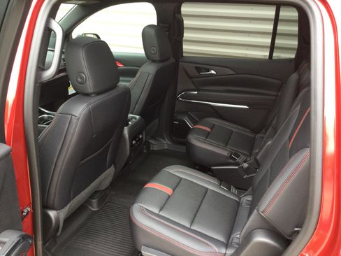 New 2026 Chevrolet Traverse RS w/ LPO, Floor Liner Package AWD/4WD image 6