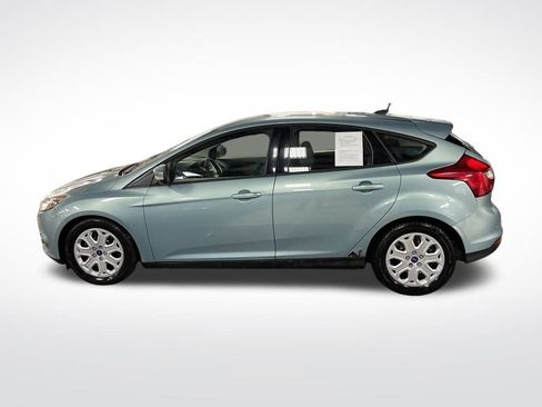 Used 2012 Ford Focus SE w/ SE Winter Pkg image 2