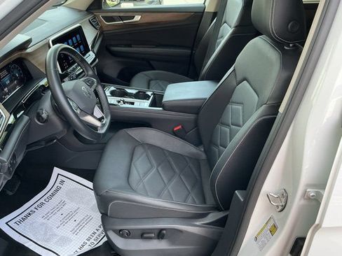 Used 2025 Volkswagen Atlas SE AWD/4WD image 16