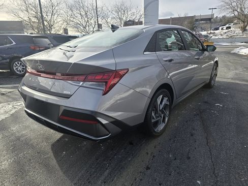 Used 2025 Hyundai Elantra Limited image 8