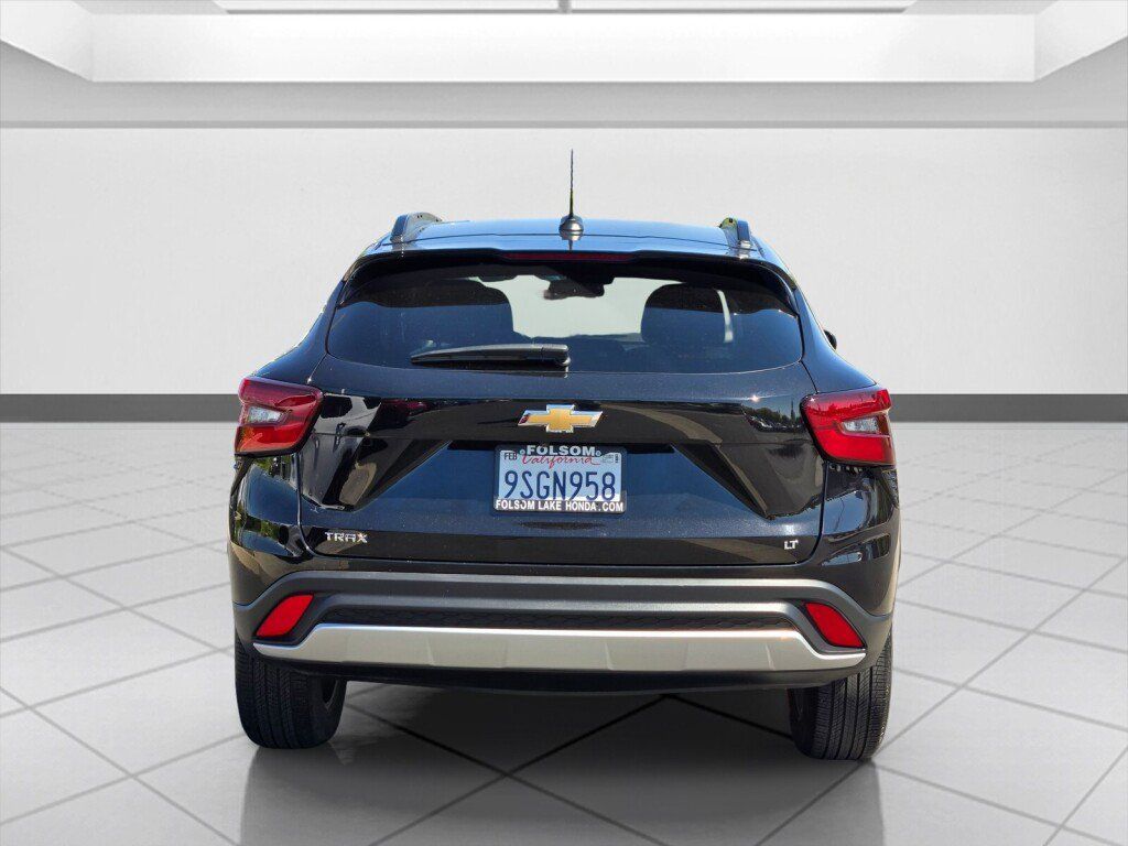 Used 2025 Chevrolet Trax LT FWD image 6