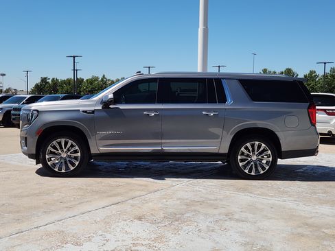 Used 2021 GMC Yukon XL Denali w/ Denali Premium Package AWD/4WD image 5