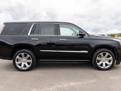Used 2019 Cadillac Escalade Premium Luxury image 8