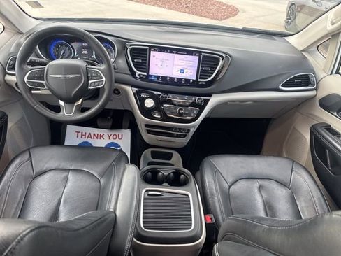 Certified 2022 Chrysler Pacifica Touring-L FWD image 12