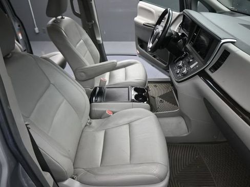 Used 2016 Toyota Sienna XLE FWD image 14