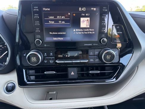 Used 2020 Toyota Highlander XLE AWD/4WD image 29