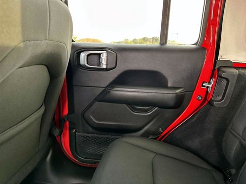 Used 2019 Jeep Wrangler Unlimited Sahara image 14