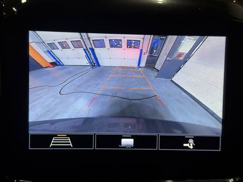 Used 2020 Chevrolet Traverse LT image 32