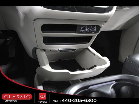 Used 2023 Chrysler Pacifica Touring-L image 14