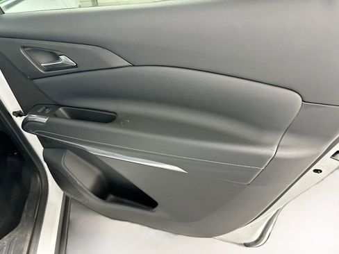 Used 2025 Chevrolet Traverse LT image 32