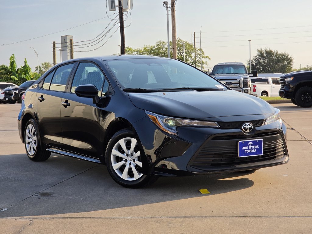 Used 2026 Toyota Corolla LE FWD image 2