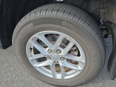 Used 2025 Jeep Grand Cherokee Laredo X image 12