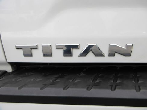 Used 2017 Nissan Titan PRO-4X AWD/4WD image 10