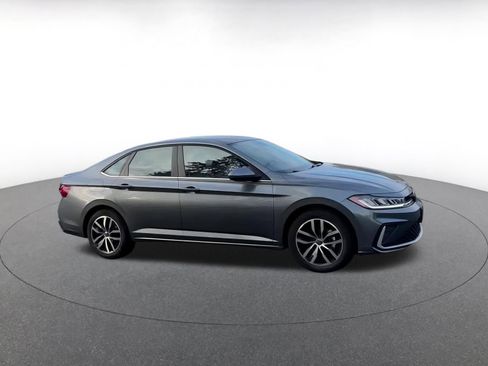 Used 2025 Volkswagen Jetta SE image 2