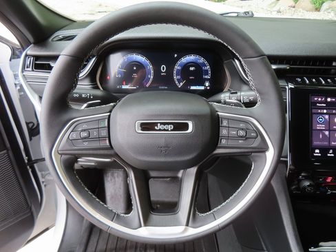 Certified 2024 Jeep Grand Cherokee Altitude image 16