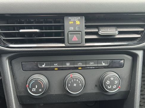 Certified 2022 Volkswagen Taos SE image 18