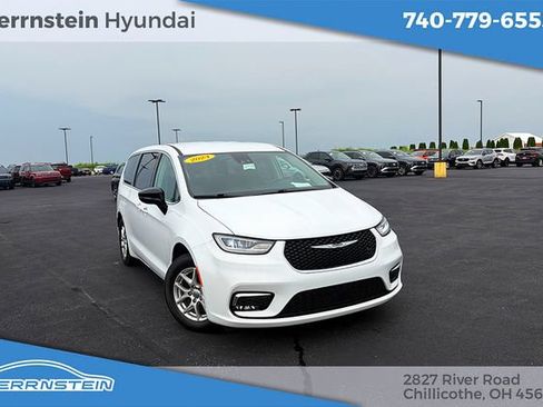 Used 2024 Chrysler Pacifica Touring-L FWD image 1