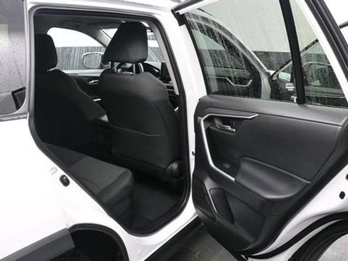 Used 2022 Toyota RAV4 XLE AWD/4WD image 16