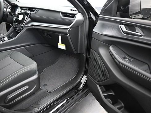 New 2025 Jeep Grand Cherokee L Laredo image 26