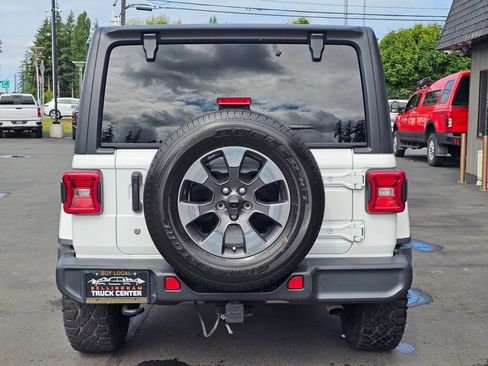 Used 2018 Jeep Wrangler Unlimited Sahara w/ Uconnect 4C Nav & Sound Group AWD/4WD image 4