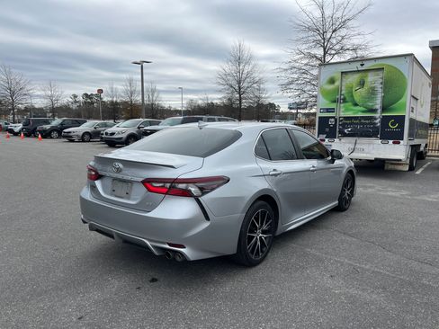 Used 2022 Toyota Camry SE image 9