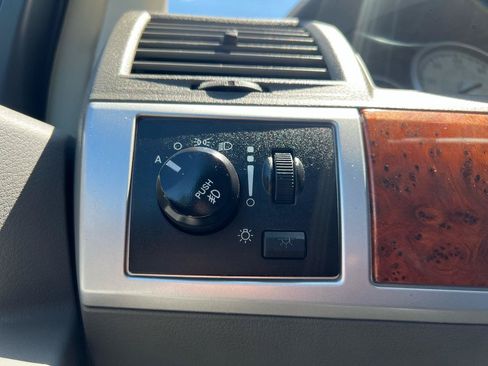 Used 2009 Chrysler Town & Country Touring FWD image 38