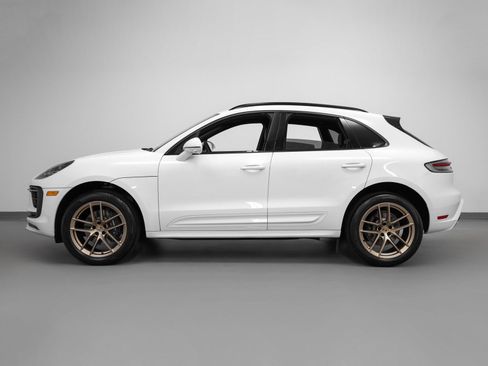 Certified 2025 Porsche Macan AWD/4WD image 2