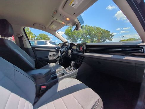 Used 2025 Volkswagen Jetta SE FWD image 32