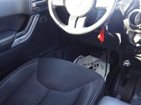 Used 2018 Jeep Wrangler Unlimited Sahara w/ Connectivity Group image 10