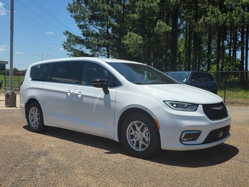 New 2026 Chrysler Pacifica Select FWD image 2