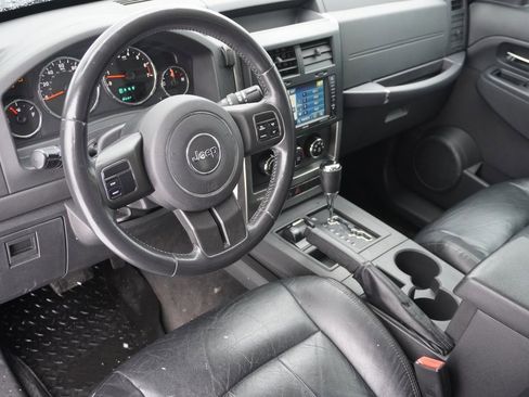 Used 2011 Jeep Liberty Sport image 9