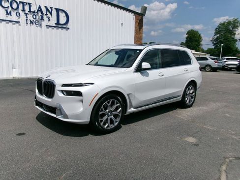 Used 2025 BMW X7 xDrive40i AWD/4WD image 2