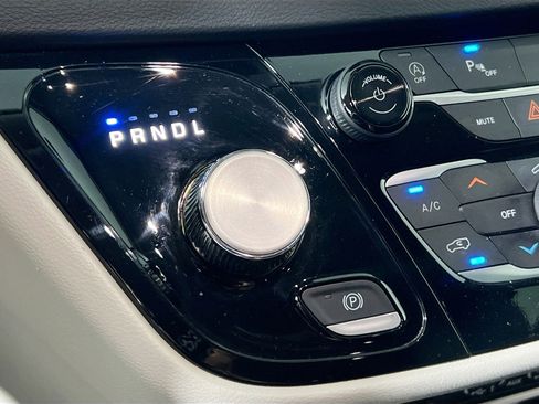 Used 2024 Chrysler Pacifica Touring-L FWD image 25