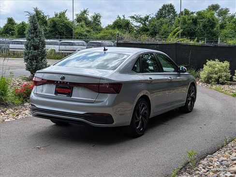 Certified 2025 Volkswagen Jetta SE w/ Sunroof Package FWD image 5